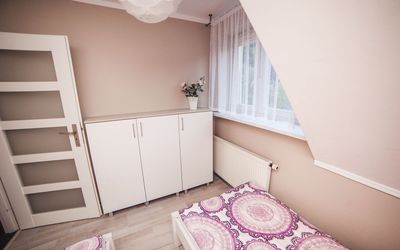 Jaworzyna Krynicka noclegi - Apartament Widokowy - komoda w sypialni